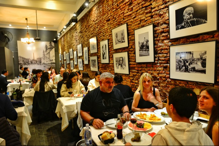 Las paredes están cubiertas por imágenes de personajes importantes de nuestra historia. Foto: Ariel Grinberg