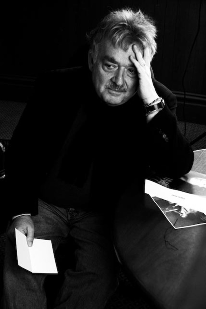 Hans Ulrich Gumbrecht (Würzburg, 1948) es un teórico literario estadounidense de origen alemán.