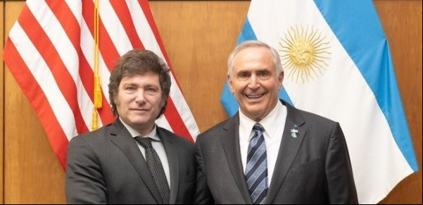 Javier Milei en La Embajada, como cualquiera de la casta