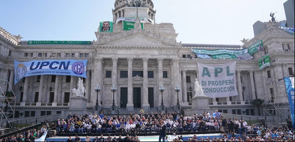 Masiva marcha de la CGT al Congreso en apoyo a la candidatura de Massa