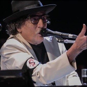Charly García reapareció y tocó dos de sus clásicos en un hotel de Buenos Aires