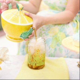 Qué beneficios tiene tomar agua con limón
