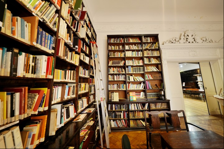 La biblioteca donde funciona Clorindo Bar por dentro. Foto: Martín Bonetto.