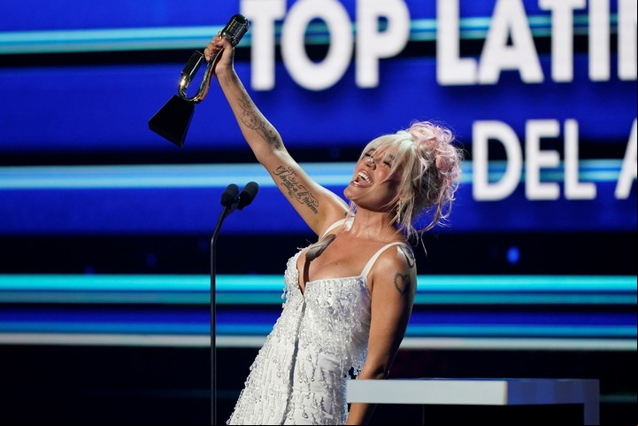 Karol G fue reconocida por su labor filantrópica y también ganó en la categoría "Top Latin Album", en los Premios Billboard. Foto: AP