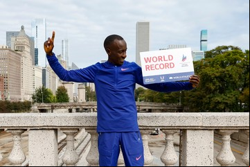 Kelvin Kiptum, el "autodidacta" que revoluciona el maratón: tras lograr el récord mundial en Chicago, busca romper la barrera de las dos horas