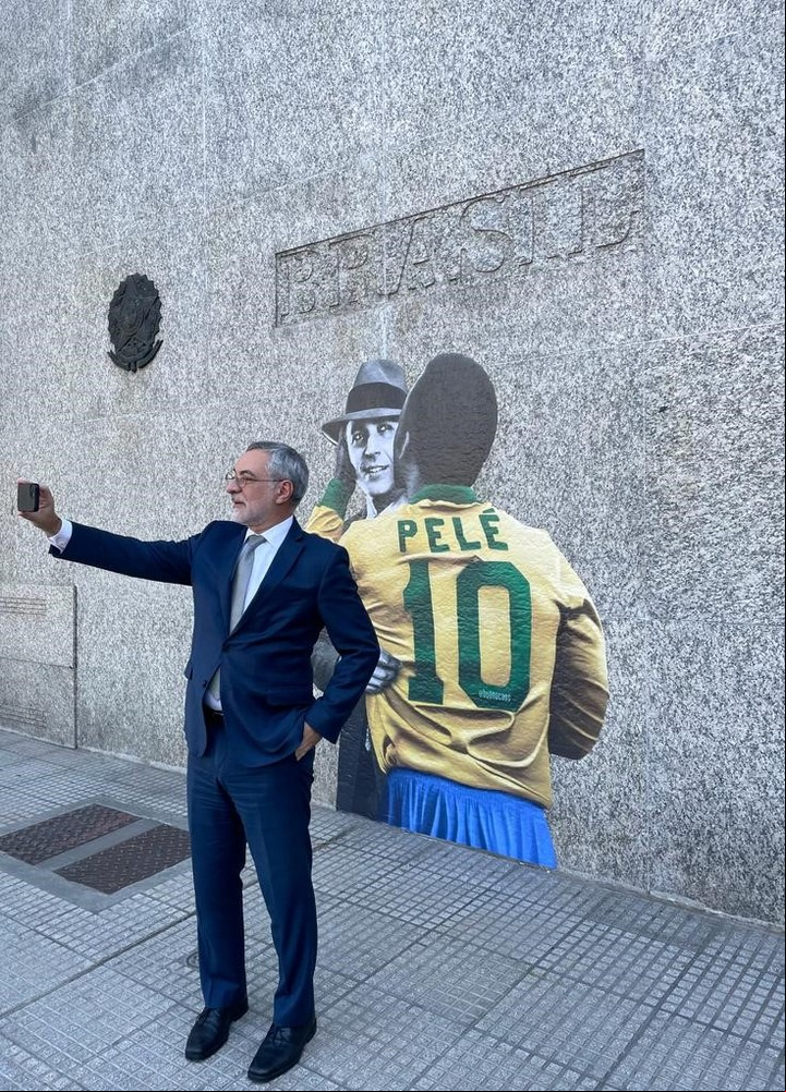 El embajador brasileño Glinternick Bitelli y una selfie con Pelé y Gardel.