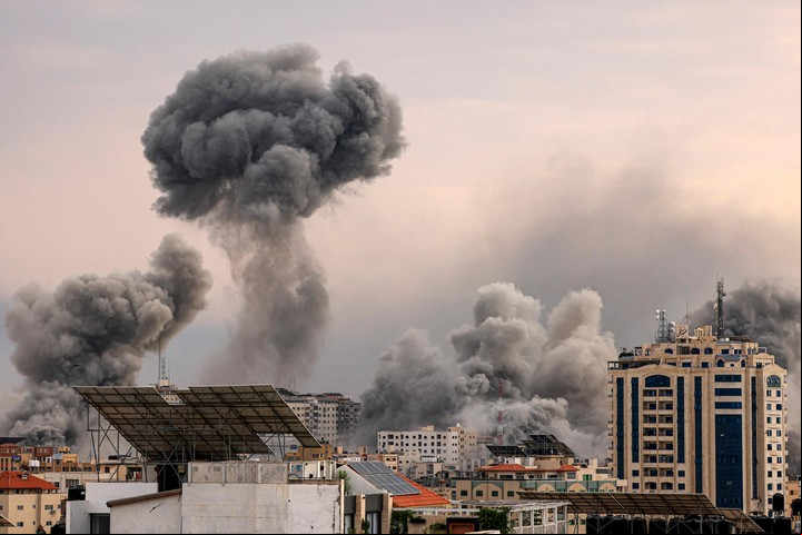 Columnas de humo se levantan desde Gaza tras ataques israelíes. Foto: Mahmud Hams/ AFP