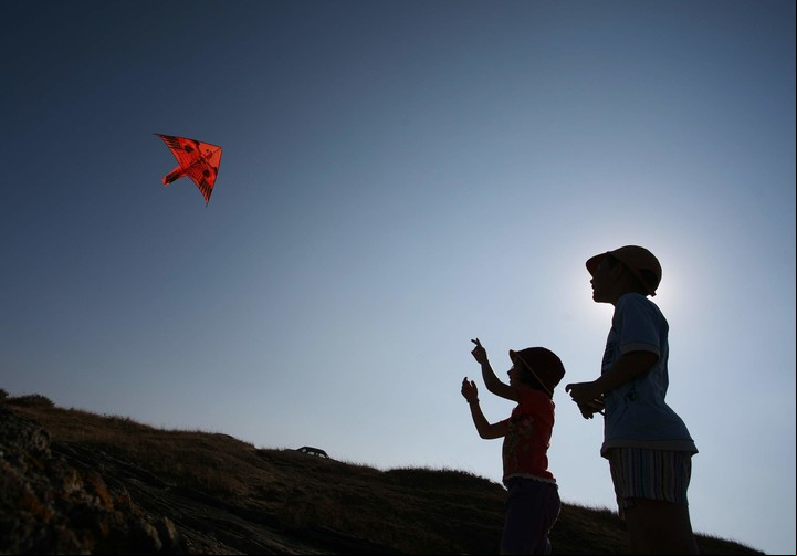 Cómo hacer un barrilete o cometa paso a paso. Para remontar en familia. Foto: Clarín.
