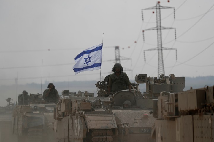 Soldados israelís montan en tanques junto a la frontera con Gaza EFE