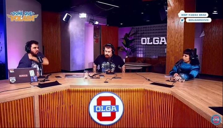 Migue Granados, al centro, junto a Lucas Fridman y Sofi Morandi.