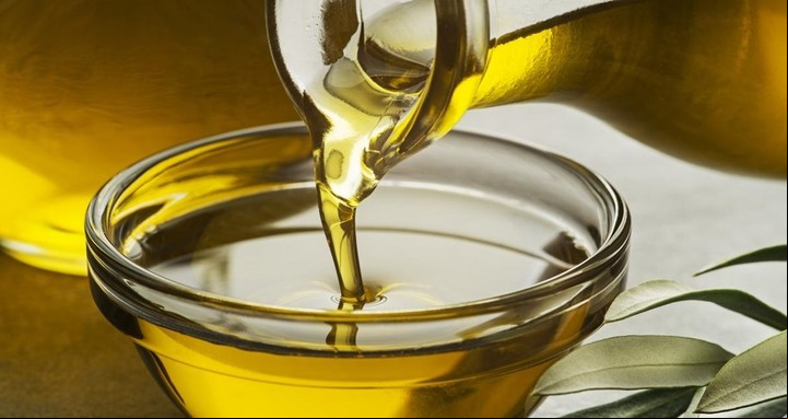 Aceite de oliva extra virgen, rico en grasas saludables.