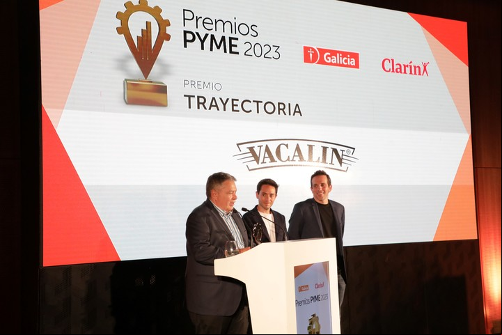 Ernesto Rodríguez y sus hijos Juan Manuel y Martín en el premio Pyme Clarín.