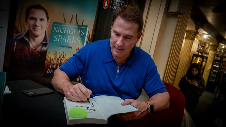 Nicholas Sparks en una firma de libros en la librería El Ateneo Grand Splendid. Foto: Claudio Vázquez/ PRH/ Gentileza