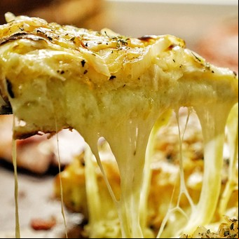 Fugazzeta rellena: las pizzerías de barrio que hacen las 3 mejores de Buenos Aires con una avalancha de mozzarella