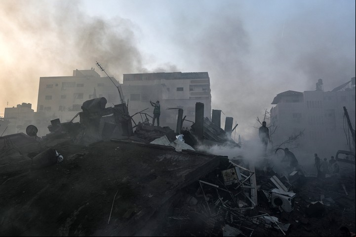 Escombros en Gaza, tras un bomardeo de Israel en represalia por el ataque de Hamas. Foto: EFE