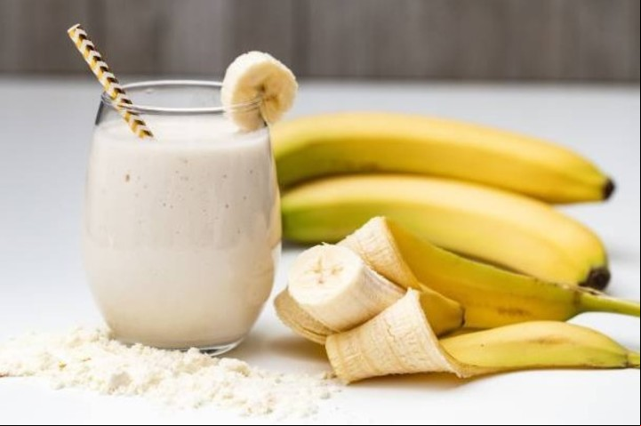 Licuado de banana con leche, ideal para meriendas nutritivas. Foto: iStock.