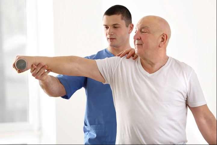 Los movimientos de estiramiento alivian la artritis Foto: Shutterstock.