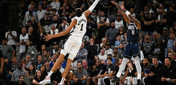 La nueva estrella de la NBA: así fue el debut de Victor Wembanyama en los Spurs con Ginóbili en las tribunas 