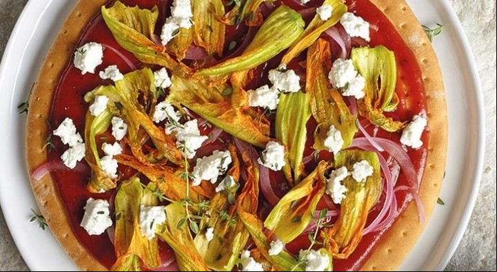 Cómo preparar pizza con flor de calabaza.