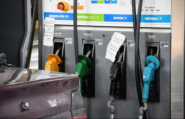 "No hay super", el cartelito que se colgó en varias estaciones de servicio. Foto Juan José García.