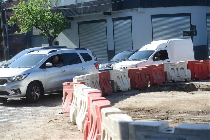 Vías sin uso bajo el viaducto del tren Belgrano Sur. Al deterioro de la avenida Vélez Sarsfield se sumó una obra que reduce la traza a la mitad. Foto: Luciano Thieberger