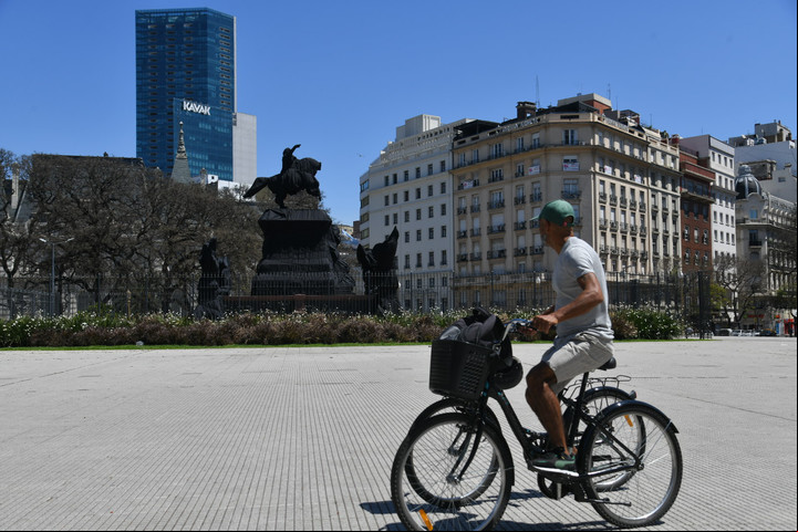 El monumento serpa descubierto en un nuevo aniversario del triunfo de Alfonsín. Foto: Enrique García Medina.