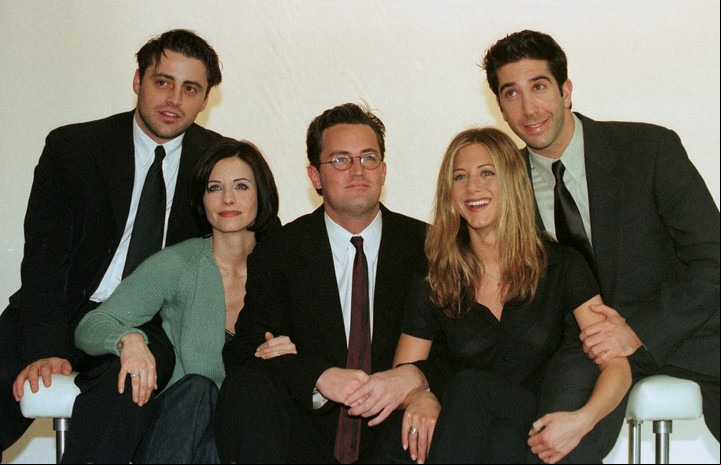 El elenco de Friends en 1998: Matthew Perry con Courteney Cox, Matt Le Blanc, David Schwimmer y Jennifer Aniston. Foto: REUTERS