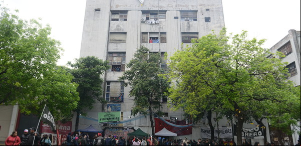 Acuerdo para evitar el desalojo en Parque Patricios: quiénes son las familias que viven en el edificio y por qué no quieren irse