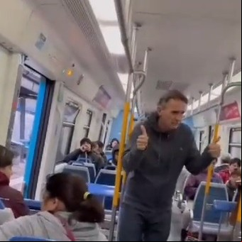 Elecciones 2023, EN VIVO: "No queremos que se hagan un tatuaje con la cara de Massa", el insólito pregón de Gabriel Katopodis pidiendo votos en un tren
