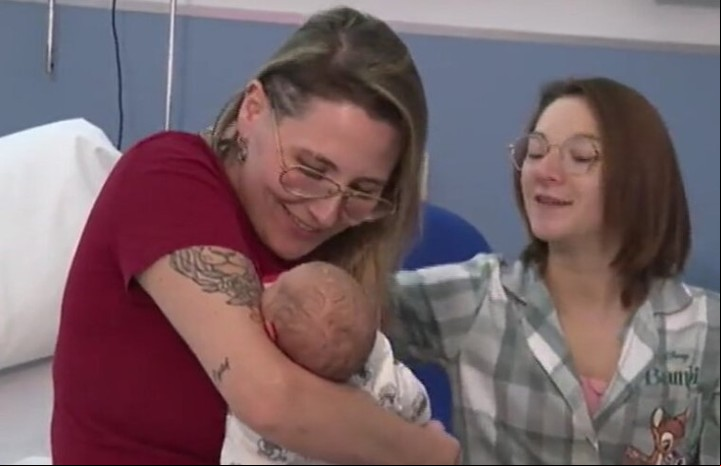 Las madres son una pareja formada por Azahara, de 27 años y Estefanía, de 30.