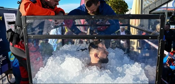 Estuvo más de cuatro horas sumergido en el hielo y batió un récord mundial