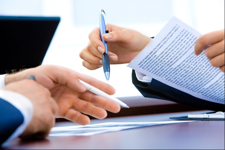 Al contratar a un freelance es fundamental establecer un contrato o acuerdo escrito. Foto: Archivo