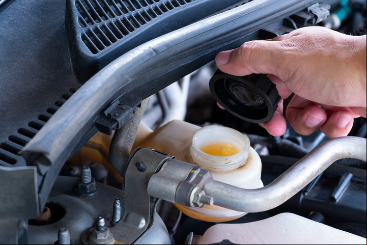 Aconsejan revisar el refrigerante antes de cada encendido del motor. Foto: Shutterstock.