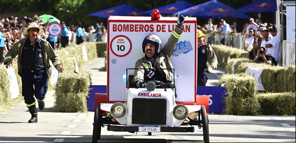 Autos Locos en la 9 de Julio: una mezcladora de cemento, una ambulancia y un ataúd en la carrera más bizarra