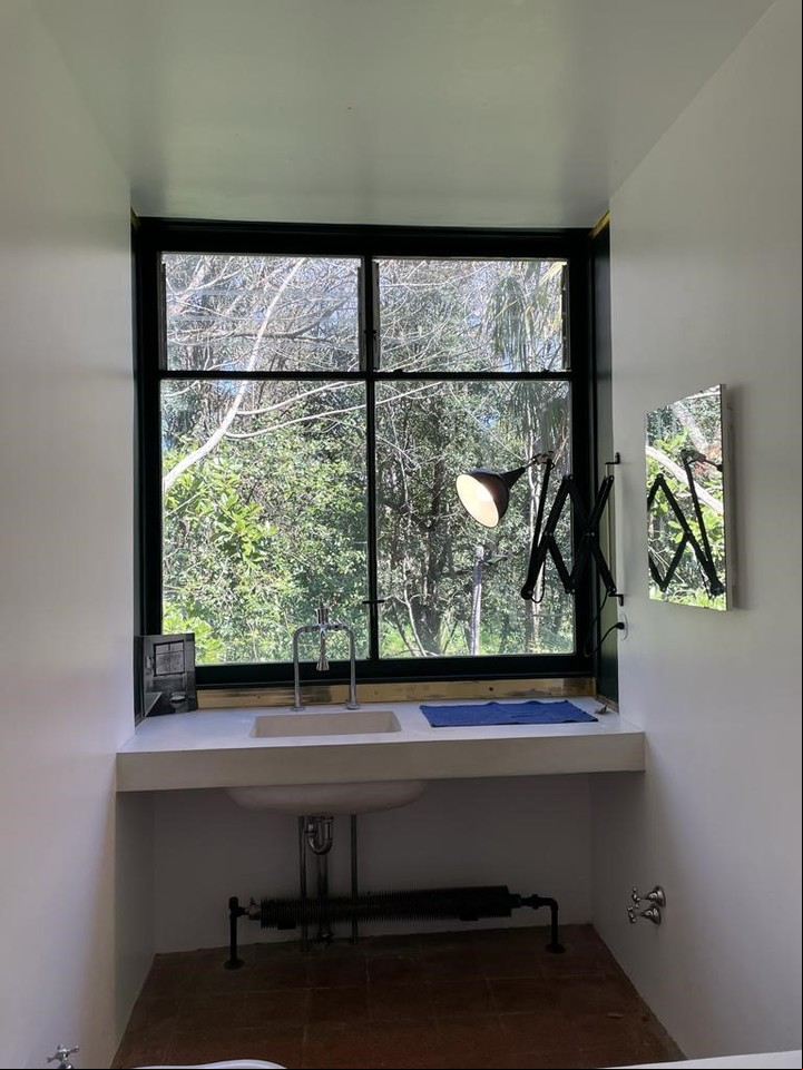 Uno de los baños de la Casa sobre el Arroyo. Foto Clarín