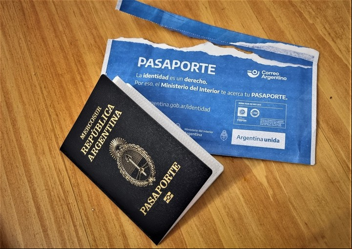 La opción más económica es recibir el pasaporte por correo. Foto: Archivo.