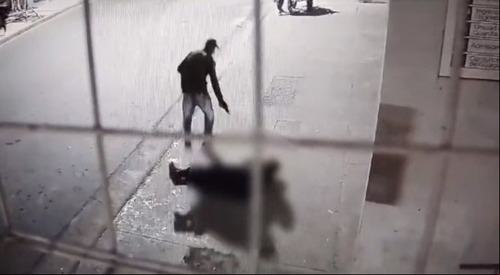Así mataron al policía en la puerta del hospital Provincial de Rosario.