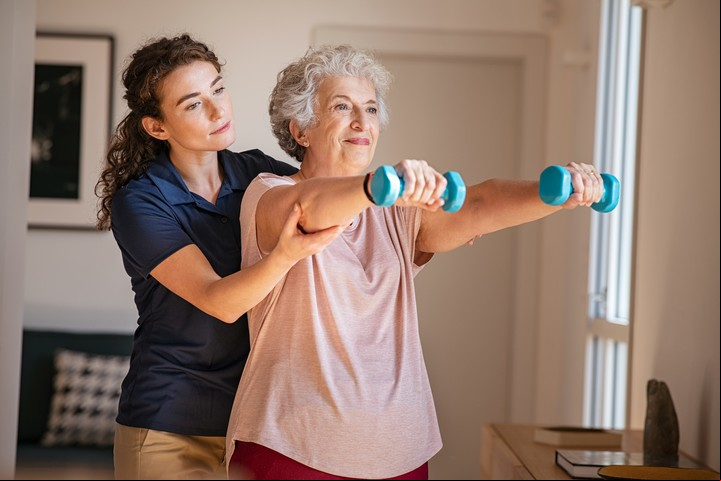 Mejor, con un supervisor que evalúe carga y frecuencia para evitar lesiones. Foto Shutterstock.