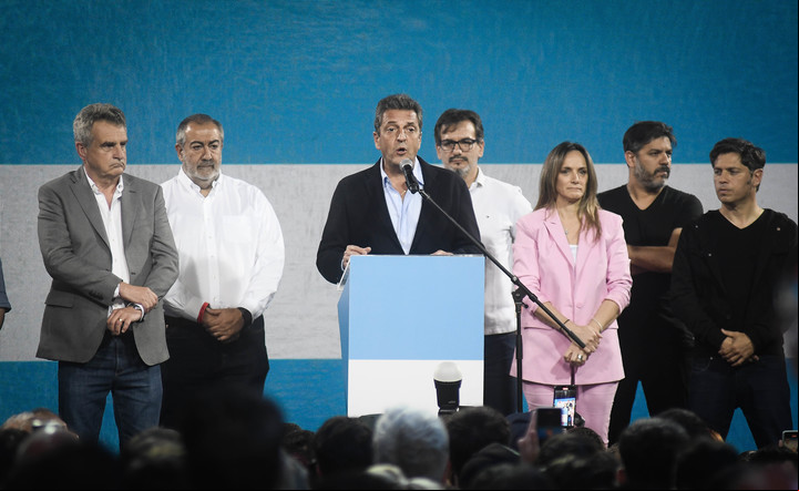 Sergio Massa y Axel Kicillof junto a otros dirigentes en el búnker de Union por la Patria. Foto Federico López Claro.