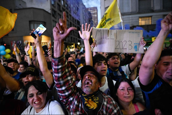 Simpatizantes de Milei. (Foto de Luis ROBAYO / AFP)