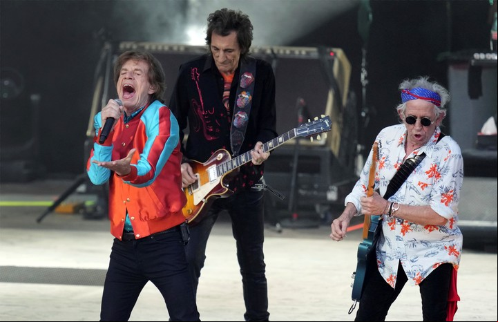 Keith Richards junto a Mick Jagger y Ronnie Wood, en el último show de su gira europea "Sixty", en 2022. Foto: AP