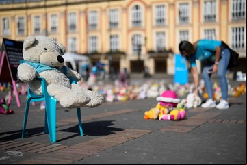 Cientos de juguetes protagonizaron una protesta contra el abuso sexual infantil en Colombia