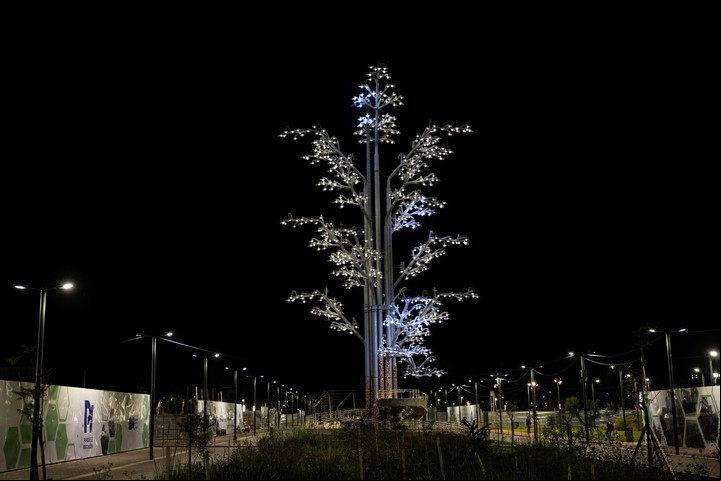 La obra de arte público de ilumina todos los días a partir de las 19 y hasta las 22.
