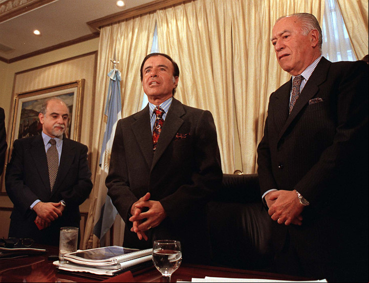 El expresidente Carlos Menem junto a su ex ministro de Defensa, Oscar Camilión y al exministro de Justicia, actual Procurador del Tesoro, Rodolfo Barra.