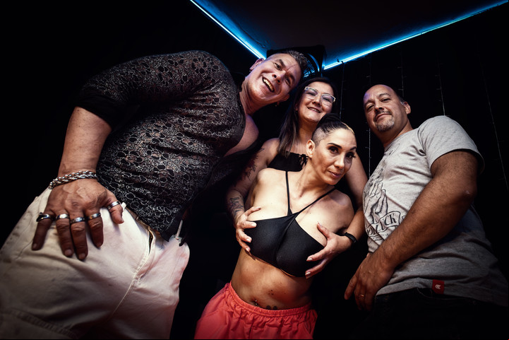 "Es un camino de ida, no hay retorno, porque nos sentimos respetados y deseados", coinciden Gustavo, Rebecca, Emily y Sergio, de la asociación swinger. Foto: Mariana Nedelcu