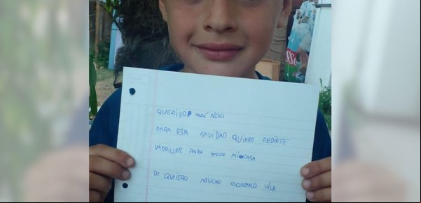 Tras sufrir una tragedia, un niño le escribió un emotivo mensaje a Papá Noel: "Esta Navidad quiero ladrillos para hacer mi casa"
