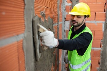 Cuánto cobra un albañil por día en 2025 y qué tener en cuenta antes de contratarlo