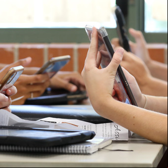 Más de la mitad de los chicos usan el celular en clase para escuchar música: ¿mejora el aprendizaje?