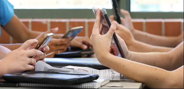 Más de la mitad de los chicos usan el celular en clase para escuchar música: ¿mejora el aprendizaje?