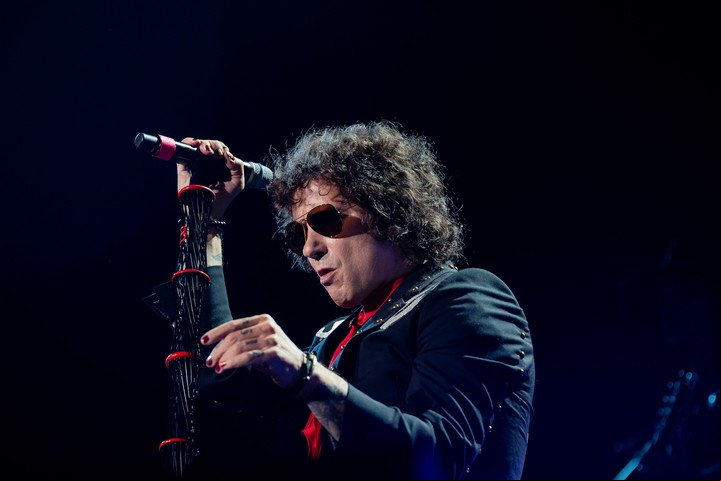 Enrique Bunbury hizo canciones de "Grata Garbo", su nuevo álbum, pero repasó su trayectoria y también la de Héroes del Silencio. Foto: Prensa